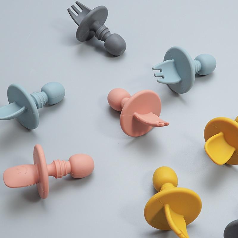BabyBjörn Lot De 2 Ensembles Assiette + Cuillère + Fourchette Bébé – Bleu Pastel, Stable Et Facile à Tenir